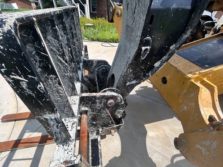 2017-caterpillar-tl1055d-image-12
