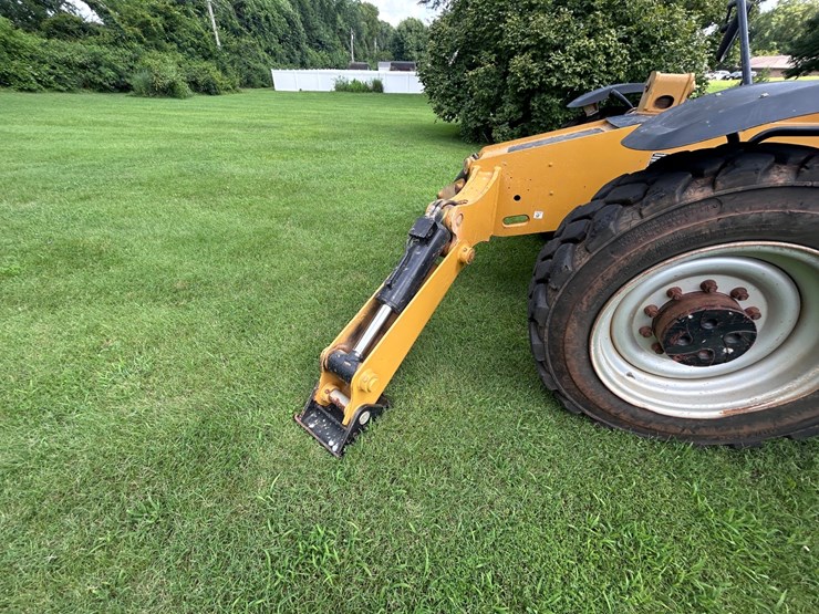 2017-caterpillar-tl1055d-image-35