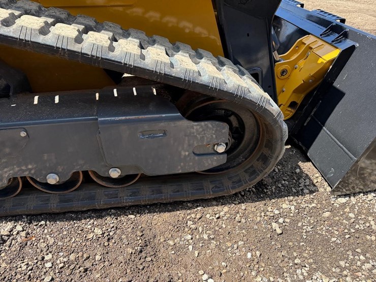2024-deere-317g-image-15
