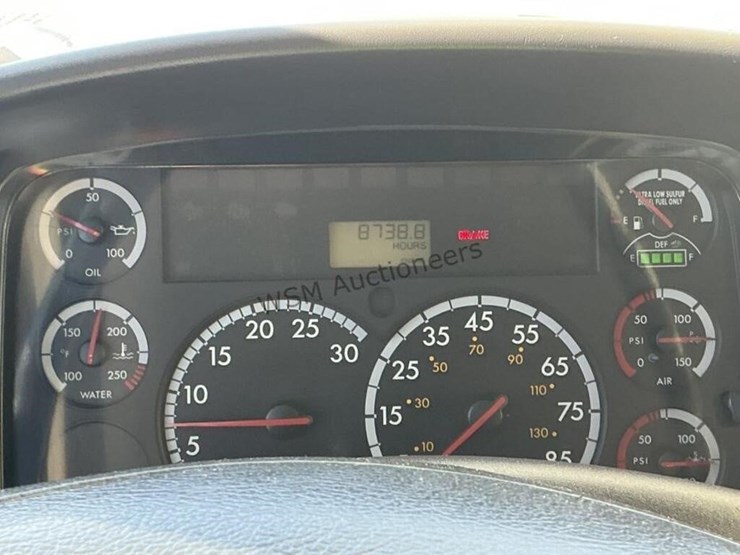 2012-freightliner-m2-106-image-28
