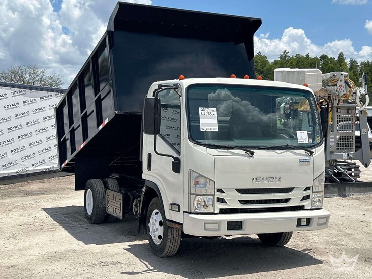 2017-isuzu-npr-image-2