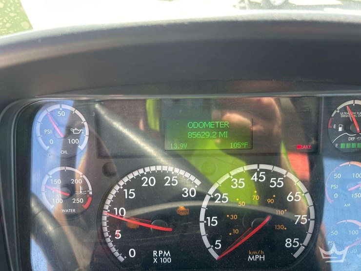 2017-freightliner-m2-106-image-8