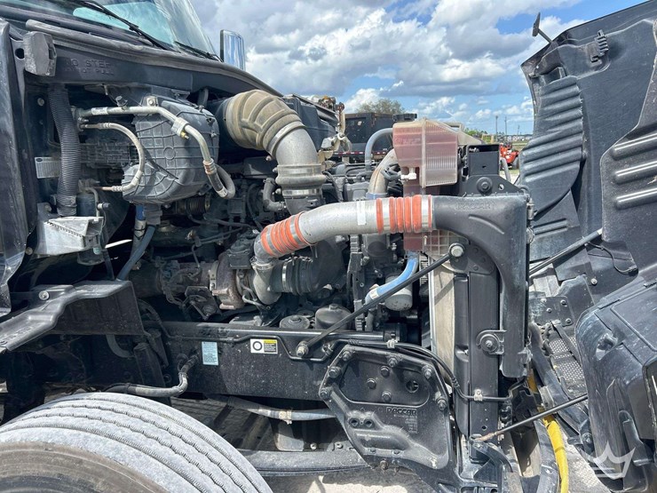 2019-peterbilt-579-image-8