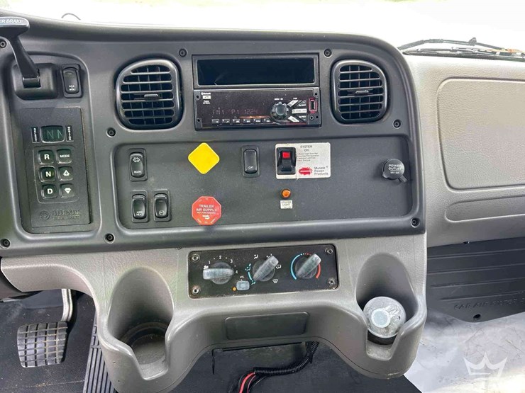 2018-freightliner-m2-106-image-11