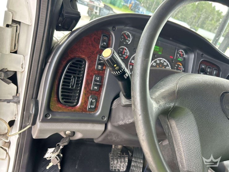 2020-freightliner-m2-106-image-27