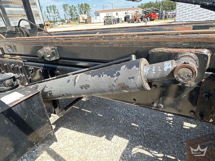 2016-freightliner-114sd-image-14