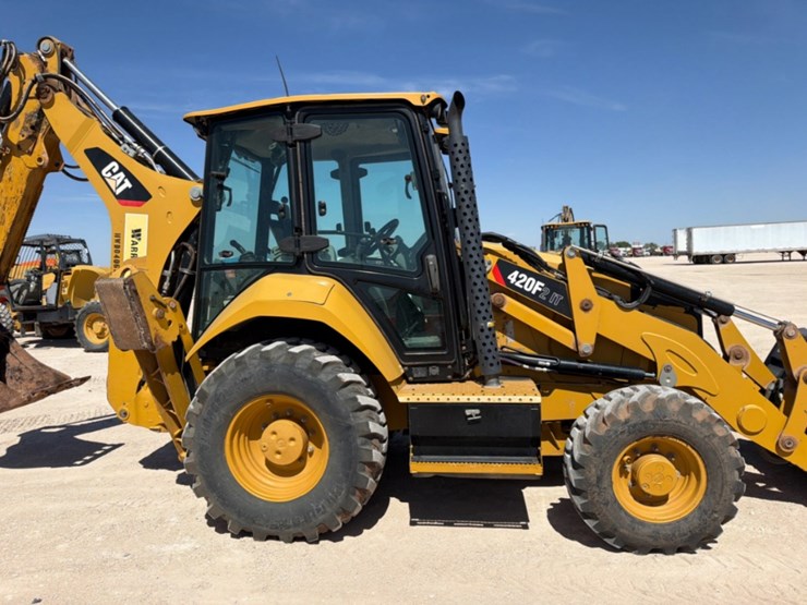2021-caterpillar-420f2-image-5