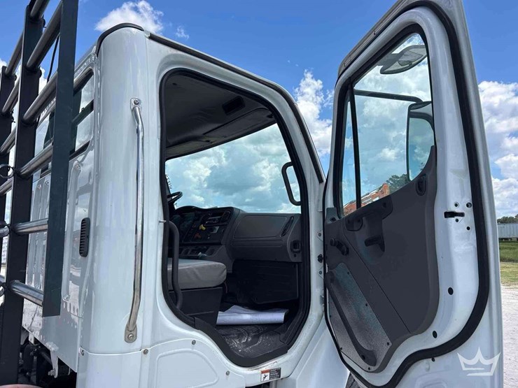 2018-freightliner-m2-106-image-13