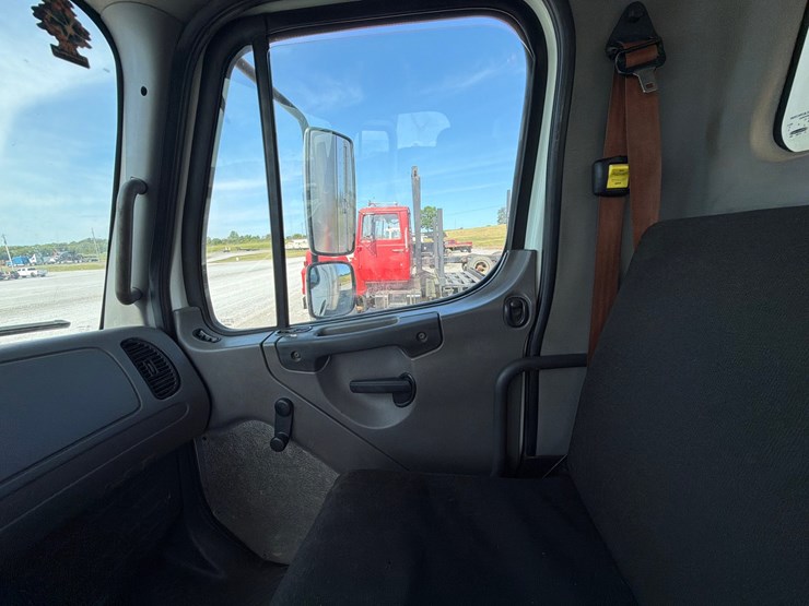 2014-freightliner-m2-106-image-16