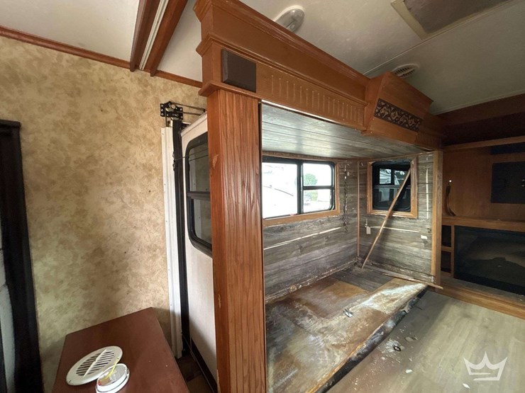 2012-keystone-montana-5th-wheel-t/a-travel-trailer-image-12