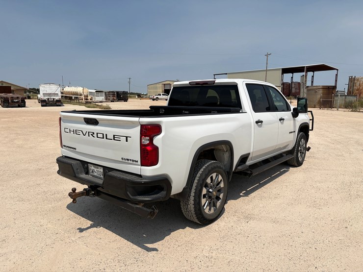 2023-chevrolet-silverado-2500hd-image-4