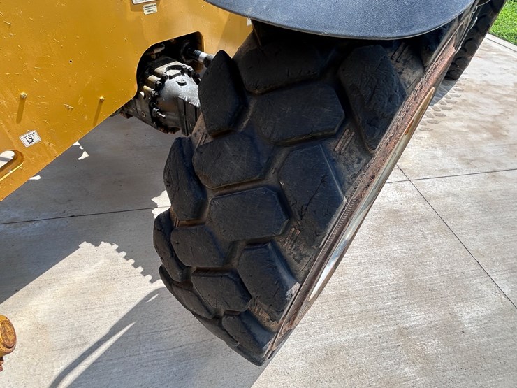 2017-caterpillar-tl1055d-image-2