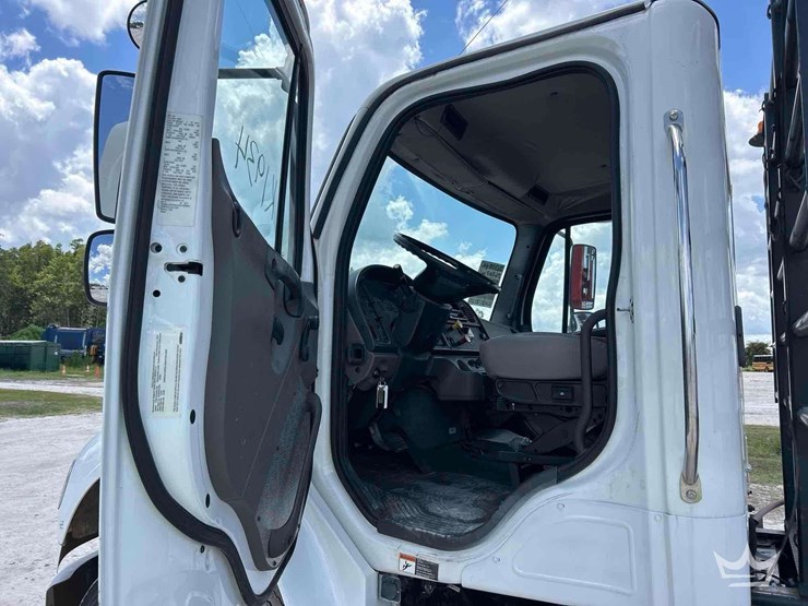 2018-freightliner-m2-106-image-12