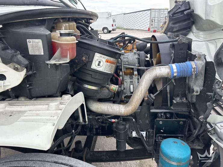 2006-freightliner-m2-106-image-8