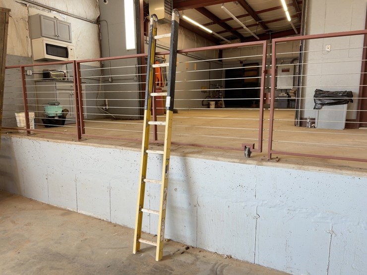 werner-8'-fiberglass-ladder-image-2