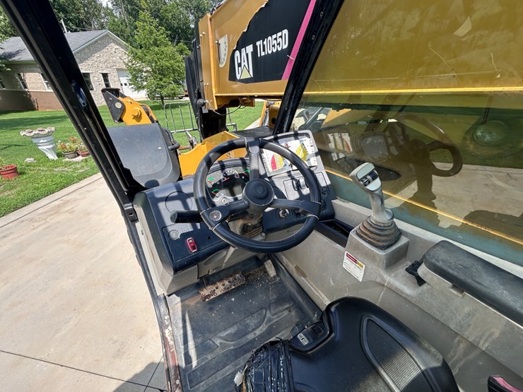 2017-caterpillar-tl1055d-image-26