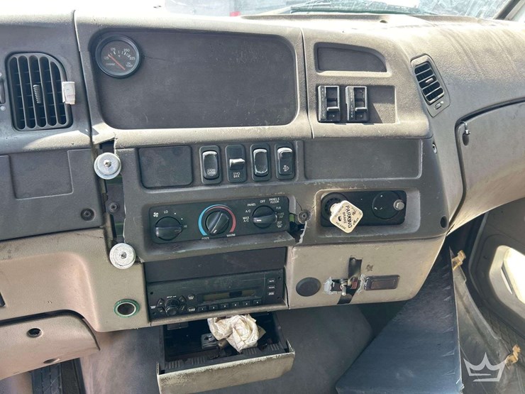 2009-sterling-l9500-image-17
