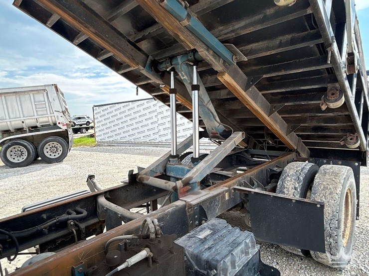 2010-ford-f750-image-10