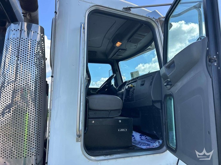 2016-peterbilt-348-image-17