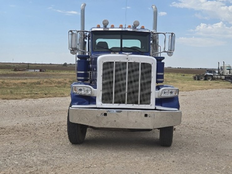 2015-peterbilt-389-image-2