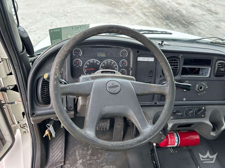 2006-freightliner-m2-106-image-11