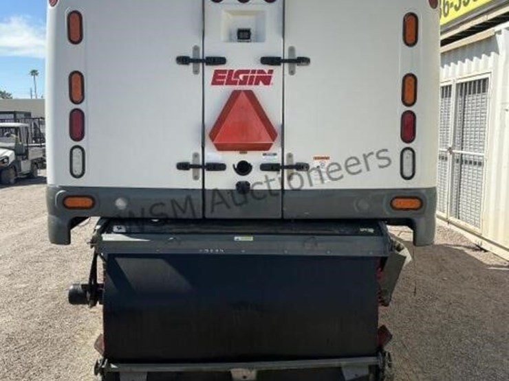 2019-freightliner-m2-106-image-6