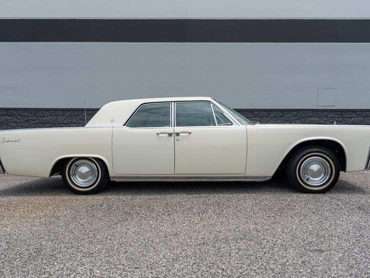 #111-•-1962-lincoln-continental-sedan-image-4