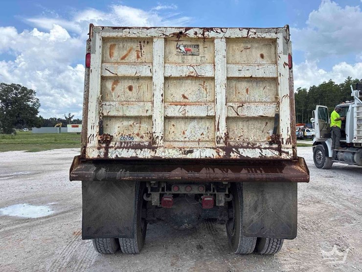 2009-sterling-l9500-image-31