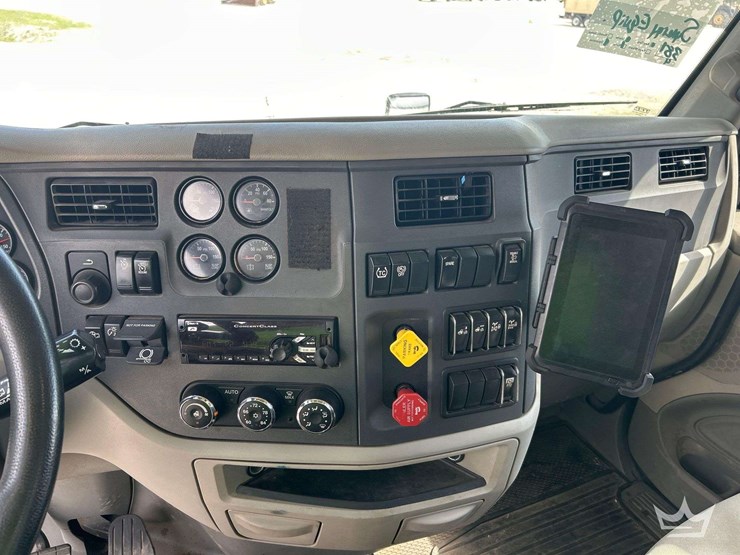 2019-peterbilt-579-image-15