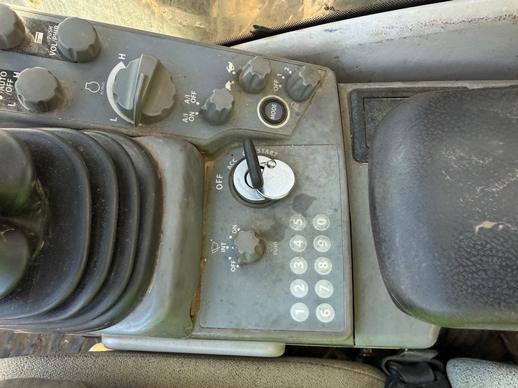 2016-deere-245g-lc-image-25