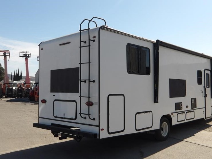 2021-ford-e450-image-3