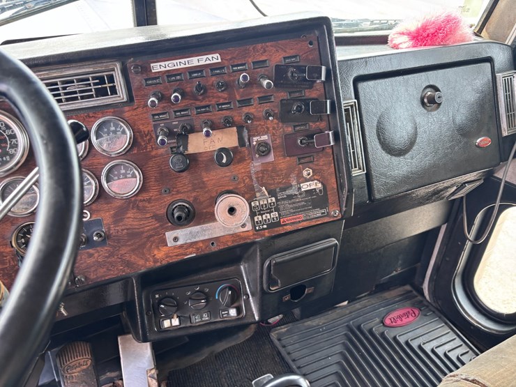 1997-peterbilt-379-image-11