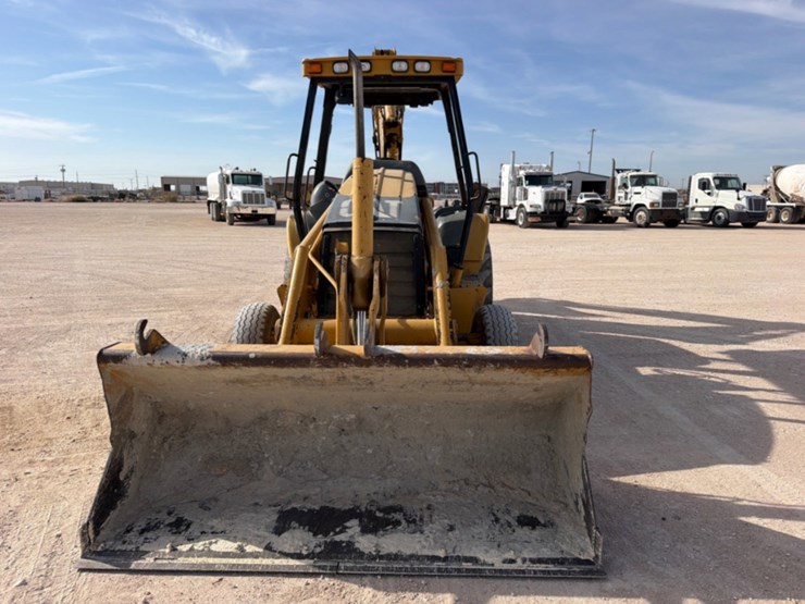 2015-caterpillar-420d-image-2