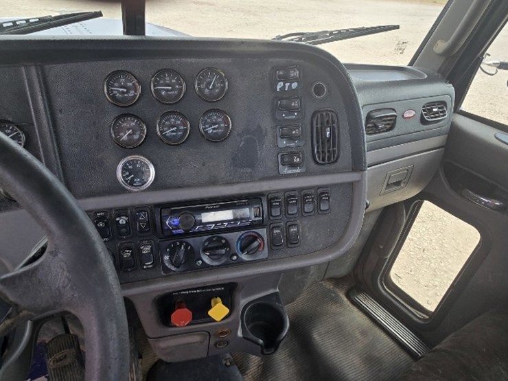 2015-peterbilt-389-image-4