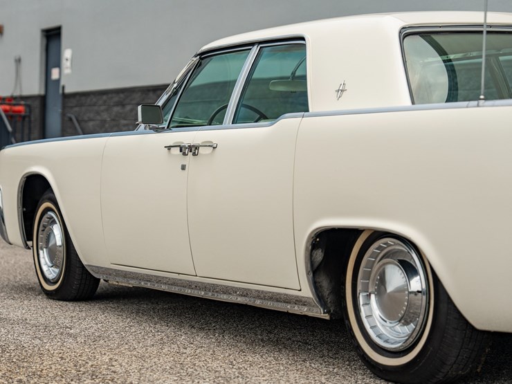 #111-•-1962-lincoln-continental-sedan-image-11