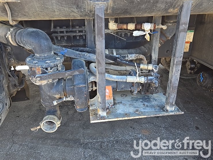 2013-freightliner-m2-106-image-16