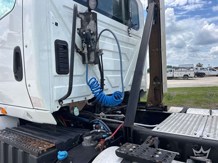 2021-international-rh613-t/a-day-cab-truck-tractor-image-23