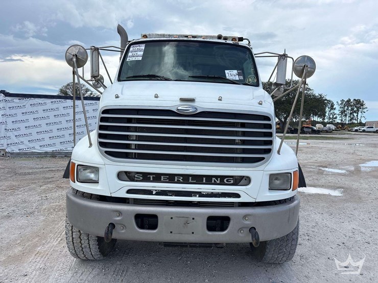 2009-sterling-l9500-image-22