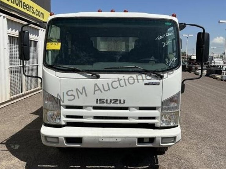 2015-isuzu-npr-image-3