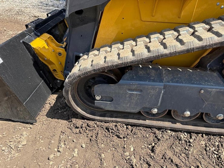 2024-deere-317g-image-19