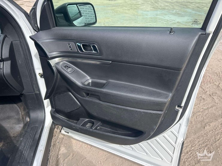 2016-ford-explorer-image-16