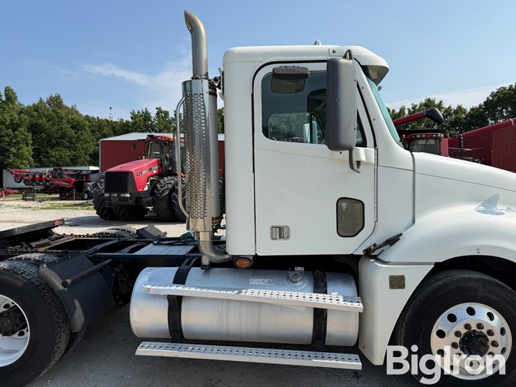 2007-freightliner-columbia-120-image-16