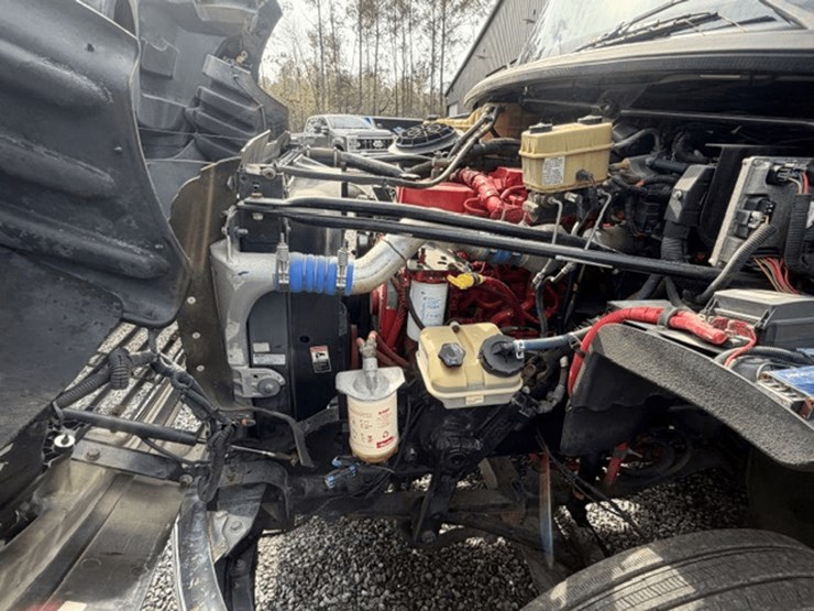 2009-freightliner-m2-106-image-37