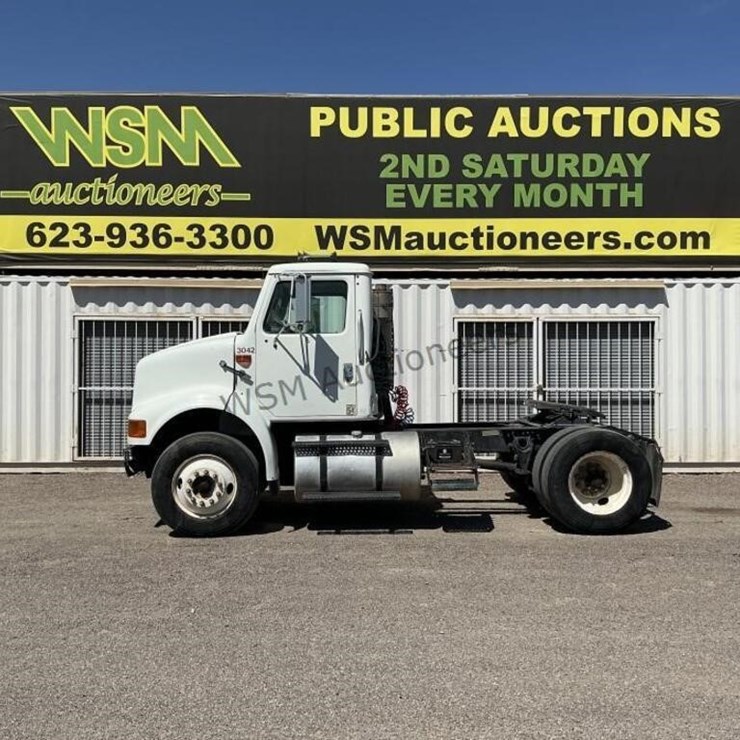 2000 INTERNATIONAL 8100