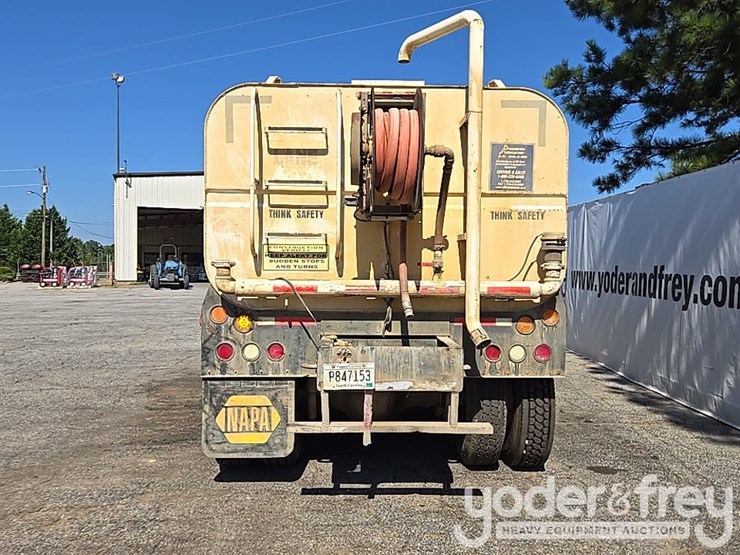 2013-freightliner-m2-106-image-4