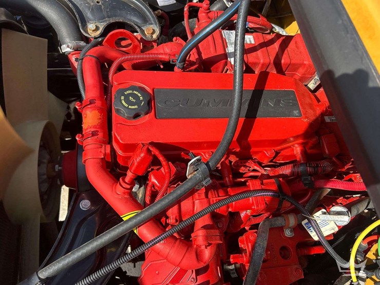 2017-freightliner-m2-106-image-8