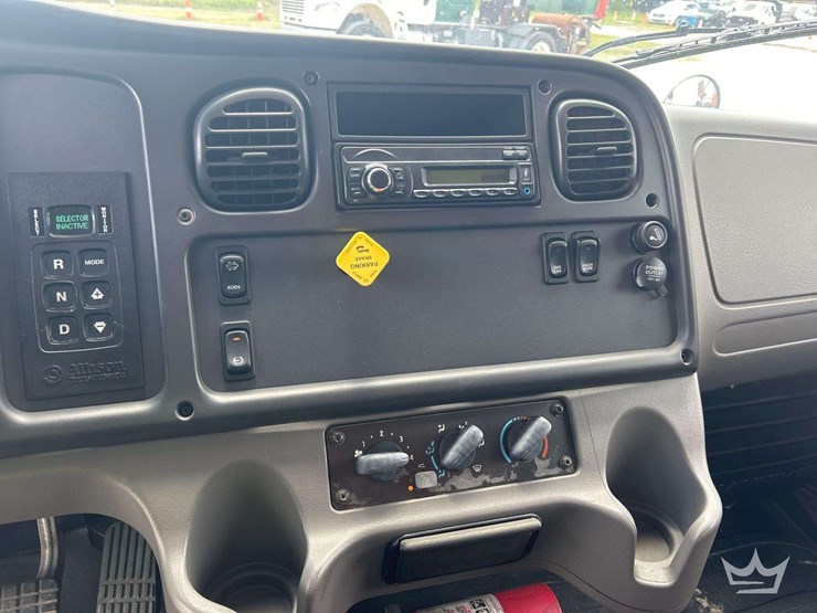 2016-freightliner-m2-106-image-12