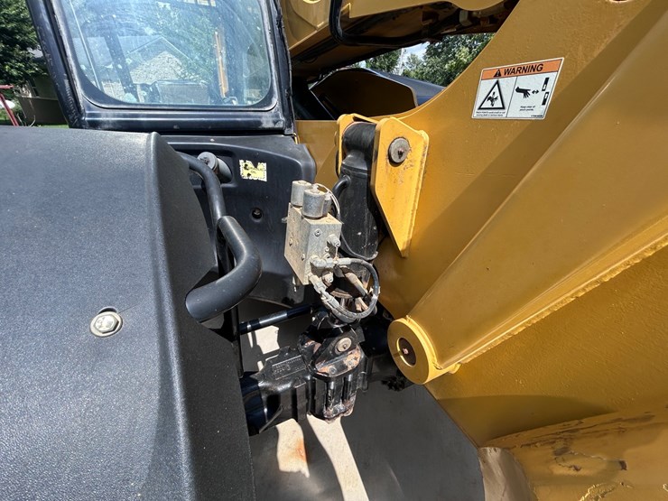 2017-caterpillar-tl1055d-image-16