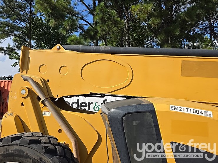 2017-caterpillar-tl1055d-image-15