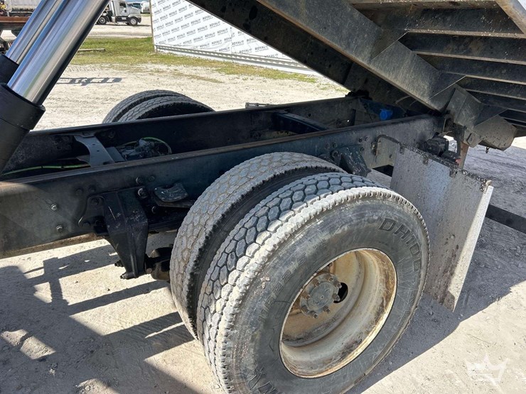 2017-freightliner-m2-106-image-33